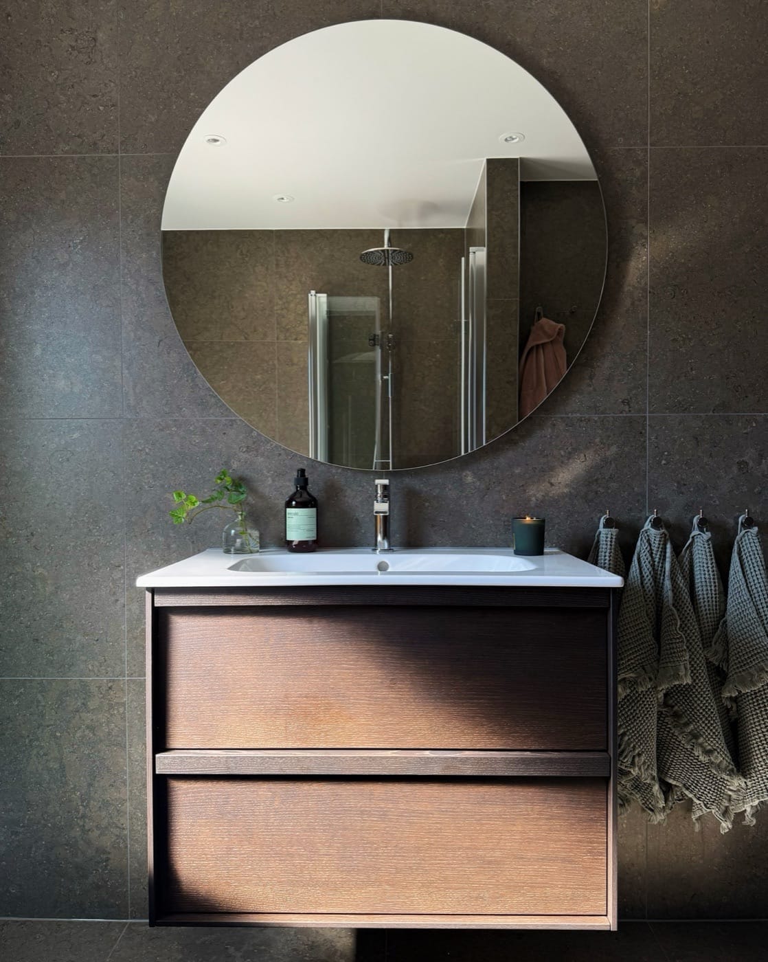 Örgryte — Minimalistiskt spa med rund spegel